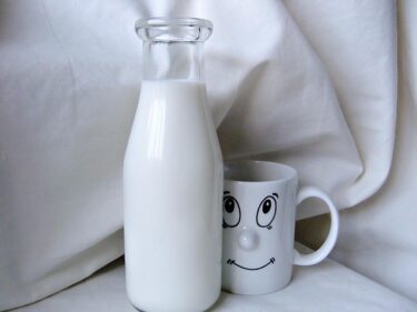 カルシウムを象徴するミルクの画像